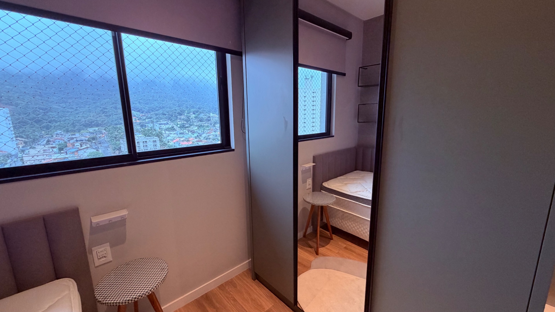 Apartamento mobiliado e decorado com 2 suítes no Edifício Lago Moraine 16