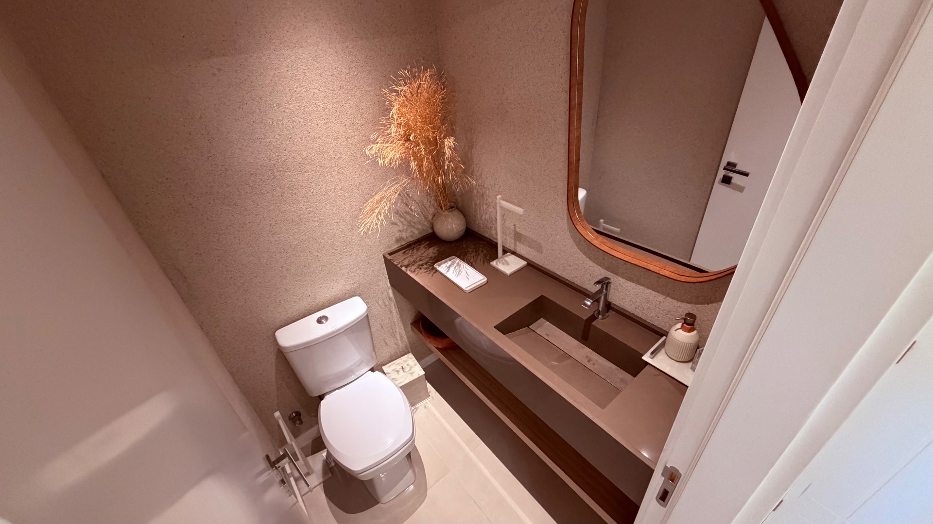 Apartamento mobiliado e decorado com 2 suítes no Edifício Lago Moraine 5