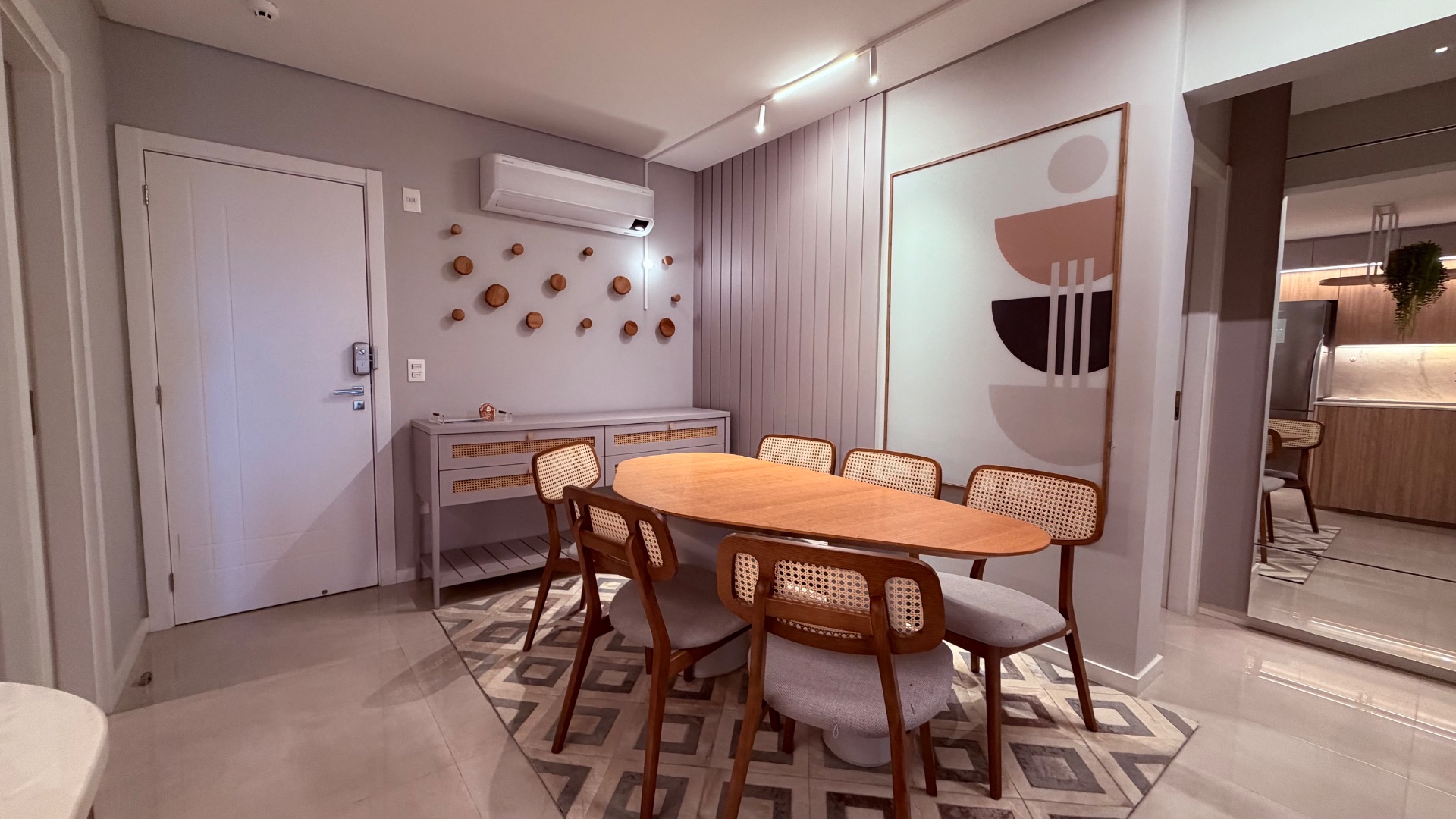 Apartamento mobiliado e decorado com 2 suítes no Edifício Lago Moraine 2