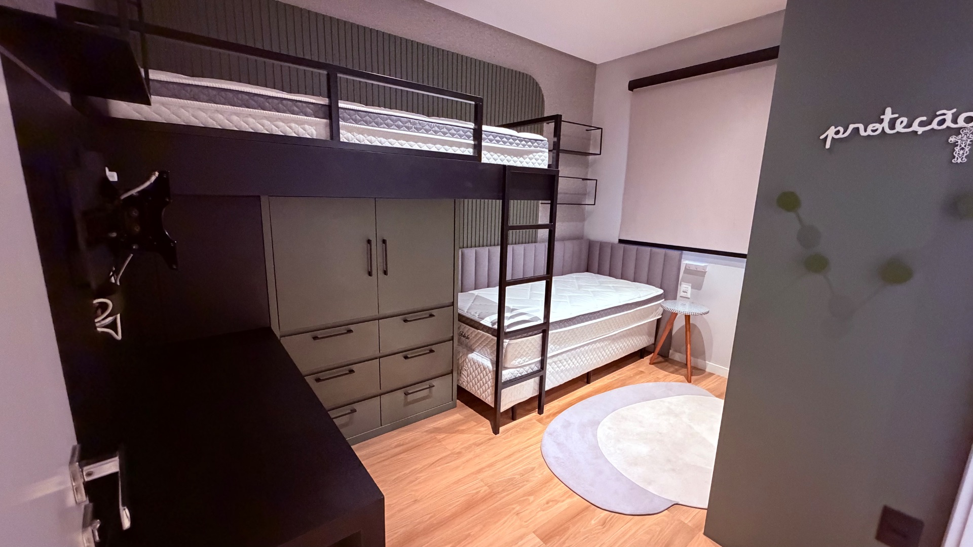 Apartamento mobiliado e decorado com 2 suítes no Edifício Lago Moraine 14