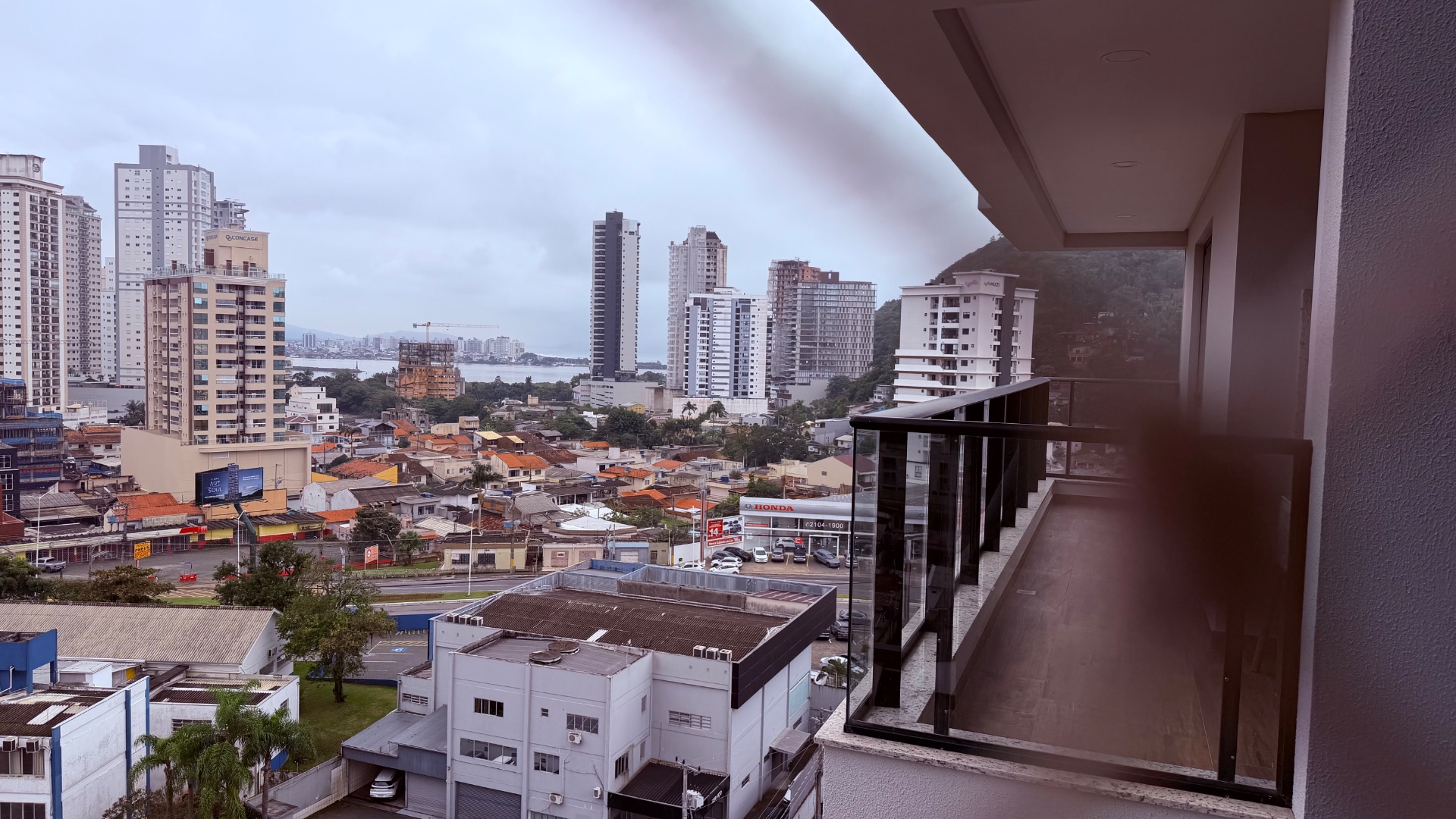 Apartamento mobiliado e decorado com 2 suítes no Edifício Lago Moraine 11