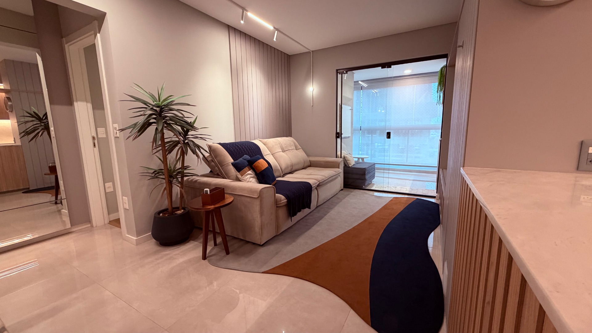 Apartamento mobiliado e decorado com 2 suítes no Edifício Lago Moraine 4