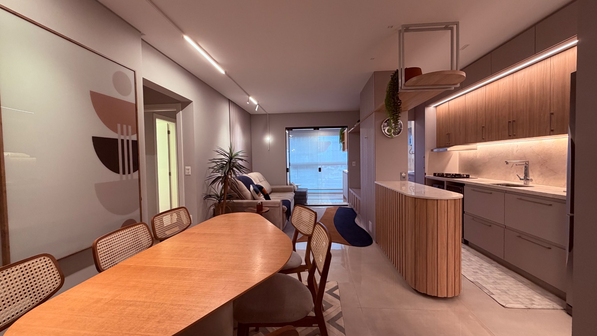 Apartamento mobiliado e decorado com 2 suítes no Edifício Lago Moraine 1
