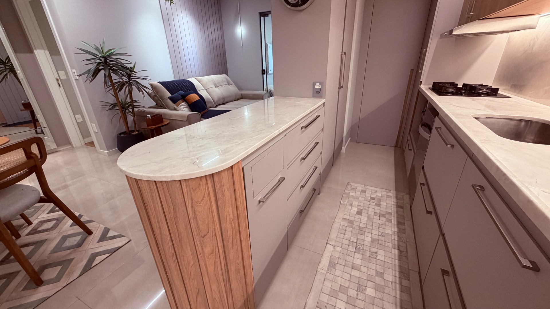 Apartamento mobiliado e decorado com 2 suítes no Edifício Lago Moraine 7