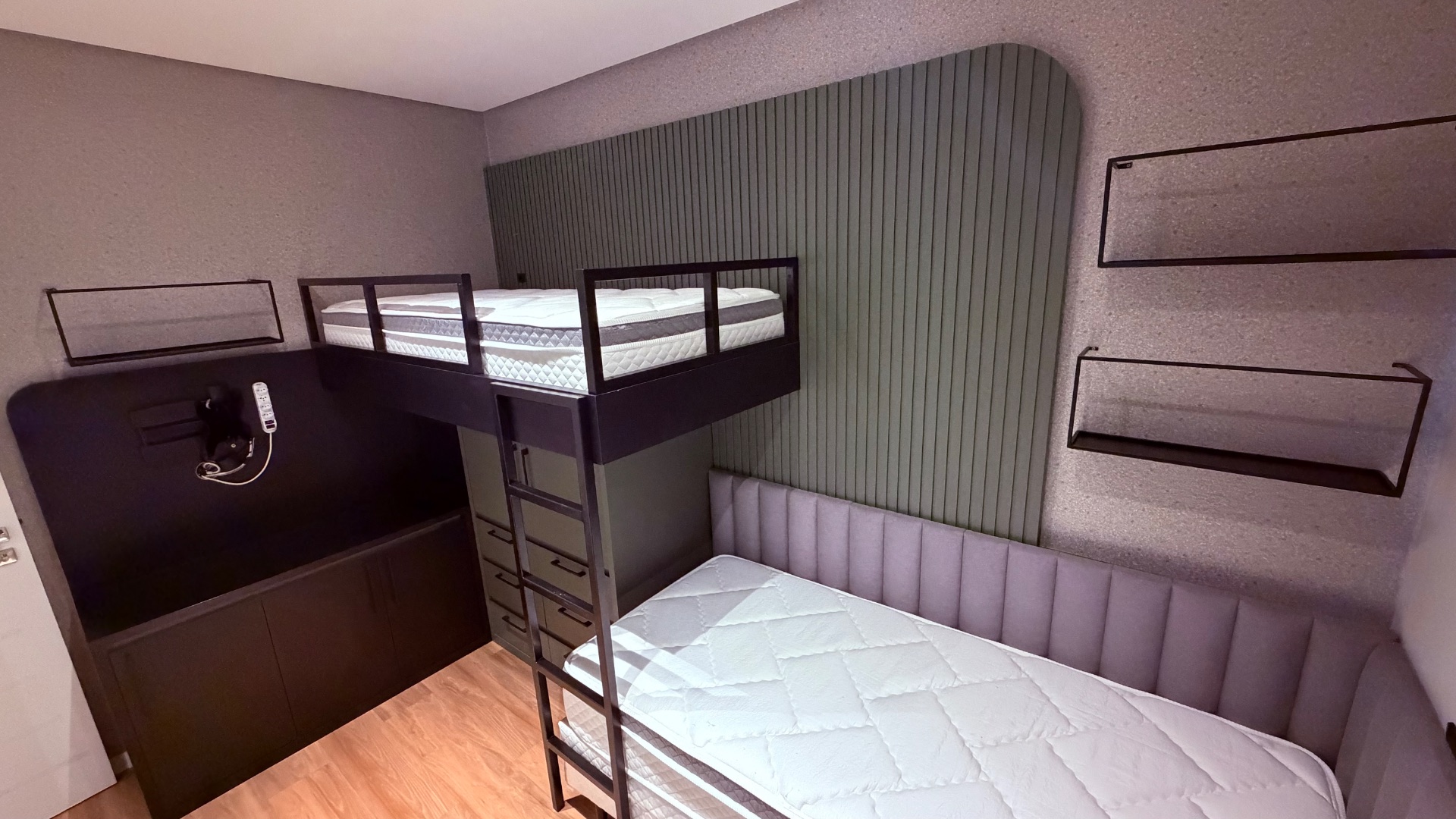 Apartamento mobiliado e decorado com 2 suítes no Edifício Lago Moraine 15