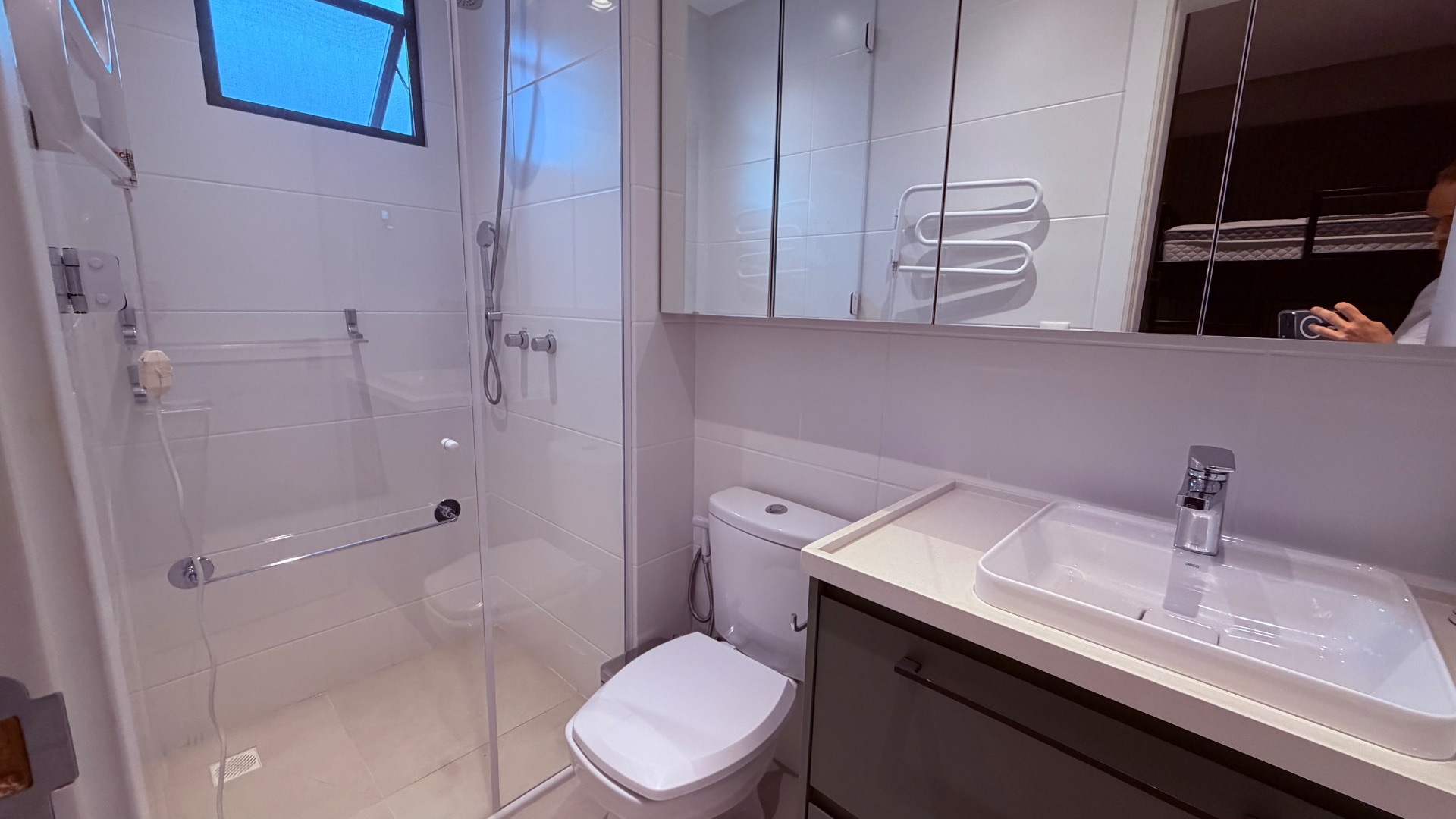 Apartamento mobiliado e decorado com 2 suítes no Edifício Lago Moraine 17