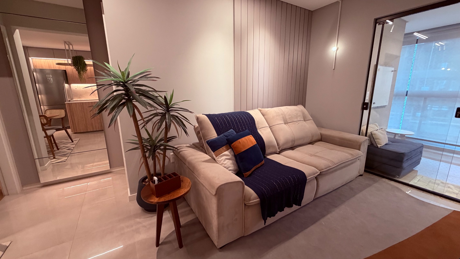 Apartamento mobiliado e decorado com 2 suítes no Edifício Lago Moraine 13