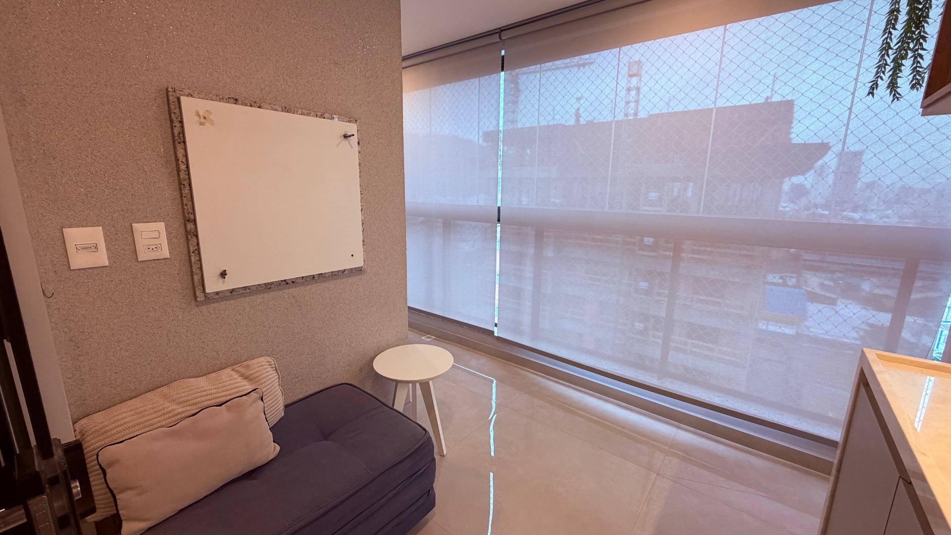 Apartamento mobiliado e decorado com 2 suítes no Edifício Lago Moraine 9