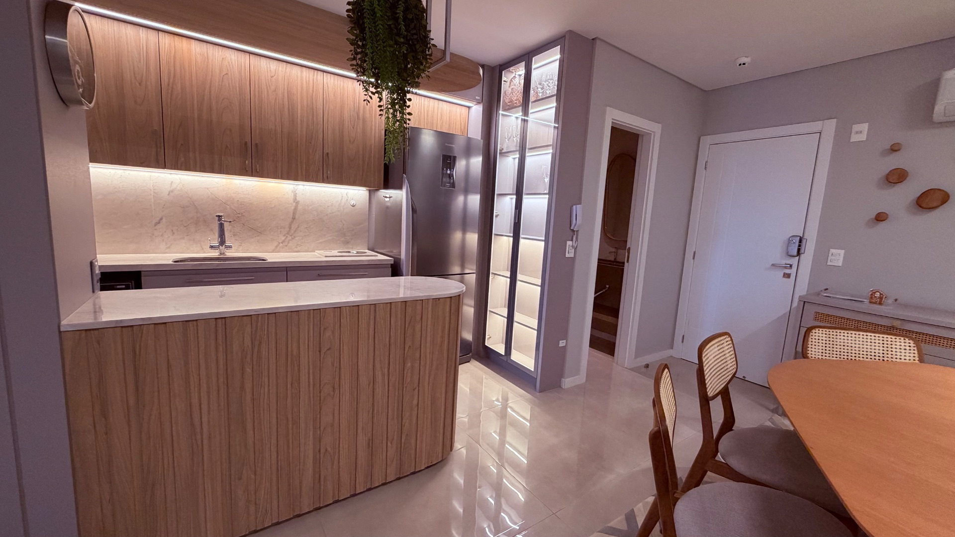 Apartamento mobiliado e decorado com 2 suítes no Edifício Lago Moraine 3