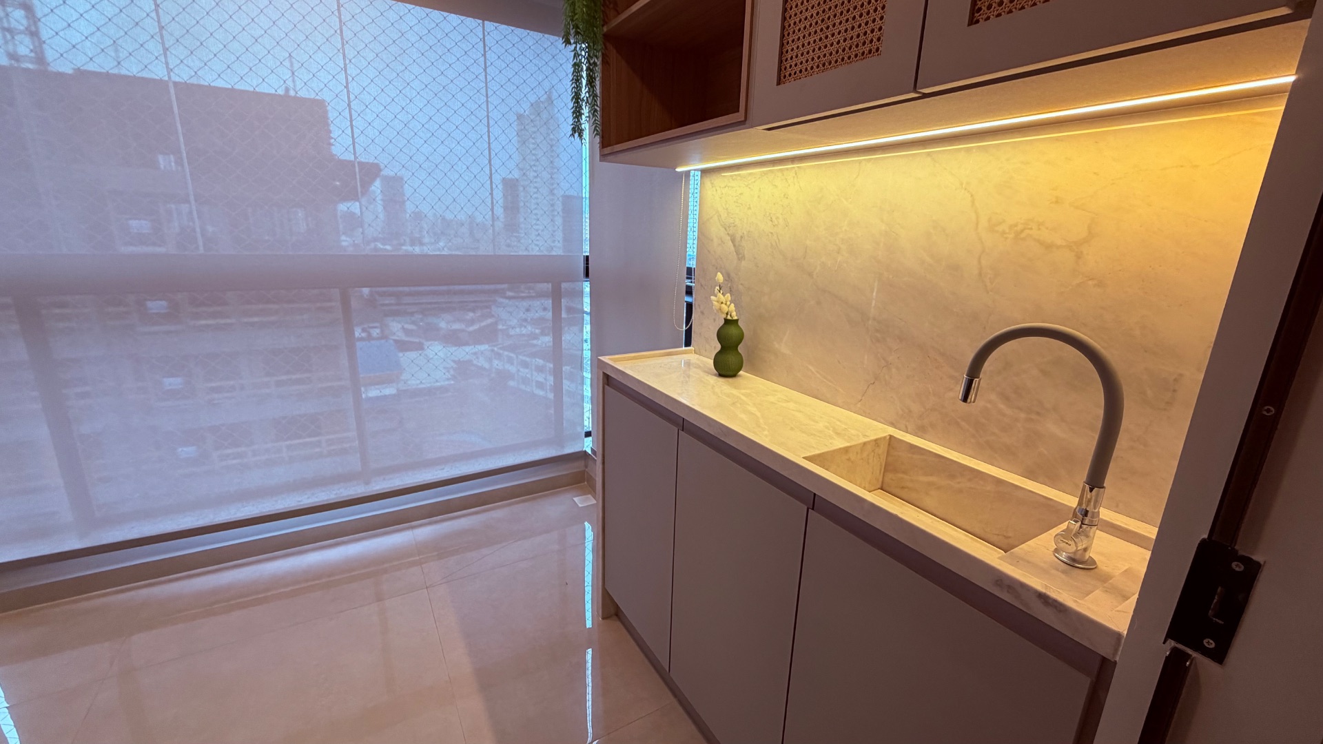 Apartamento mobiliado e decorado com 2 suítes no Edifício Lago Moraine 8